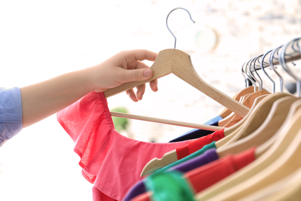 Clothes on hanger moving tips