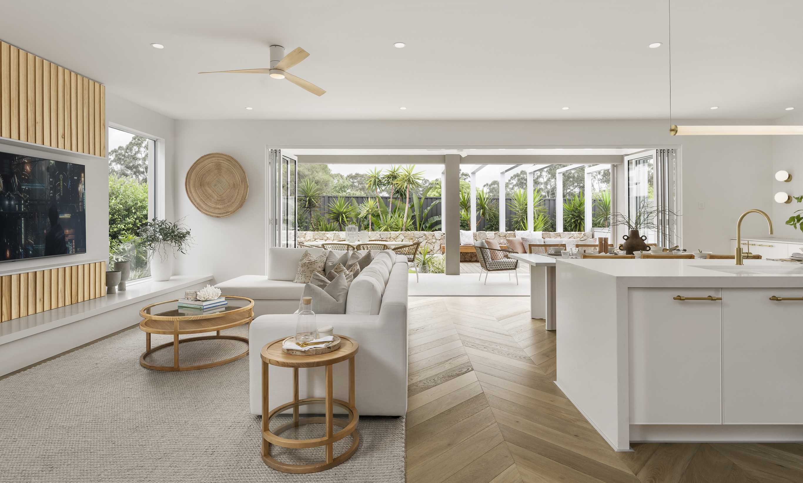 panorama-33-two-storey-home-design-living-kitchen_0.jpg