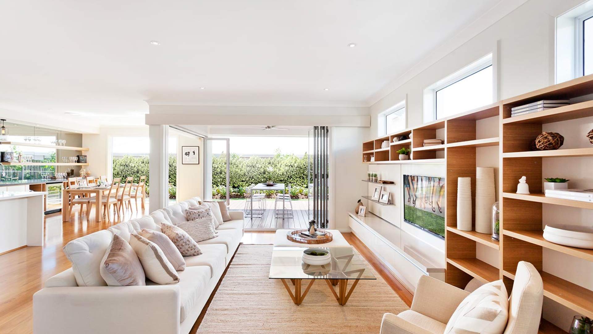 открытое пространство в гостиной. Living open. интерьер просторной гостиной. гостиная с террасой. открытая планировка в современном интерьере.